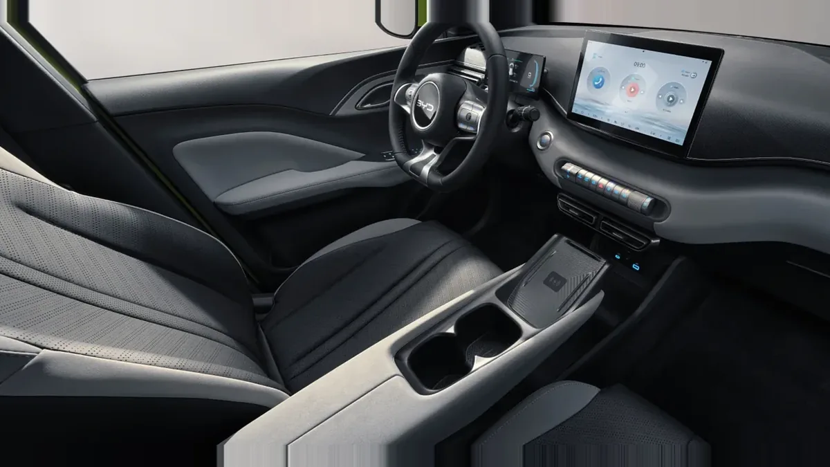 BYD Dolphin Surf Boost de renting en Valencia — Interior