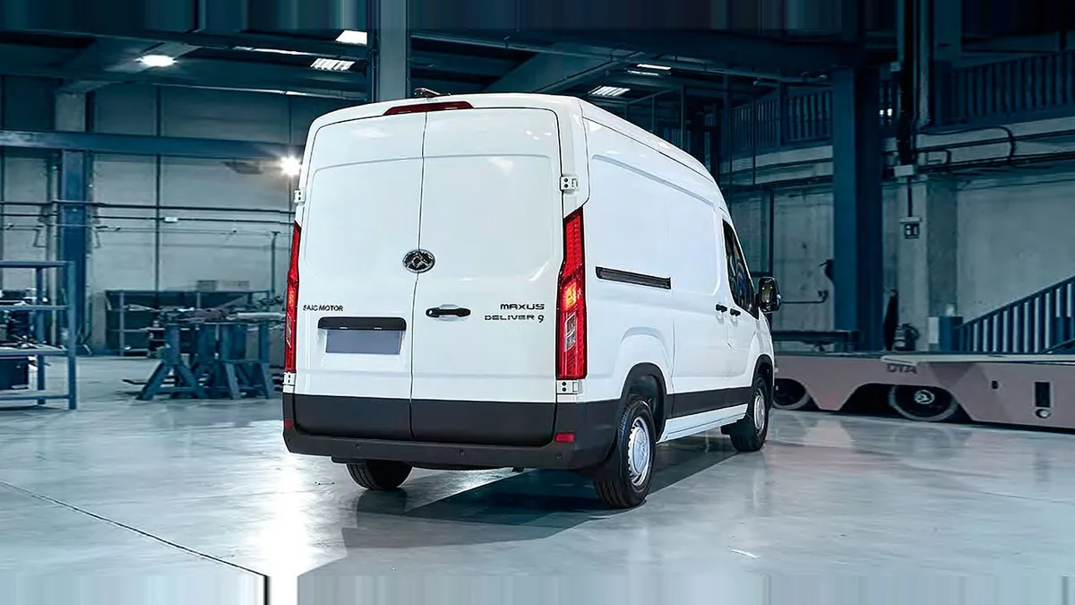 Maxus Deliver 9 Furgón 2.0D L3H2 150 (MERCANCÍAS PROPIAS) de renting en Valencia — Delantera