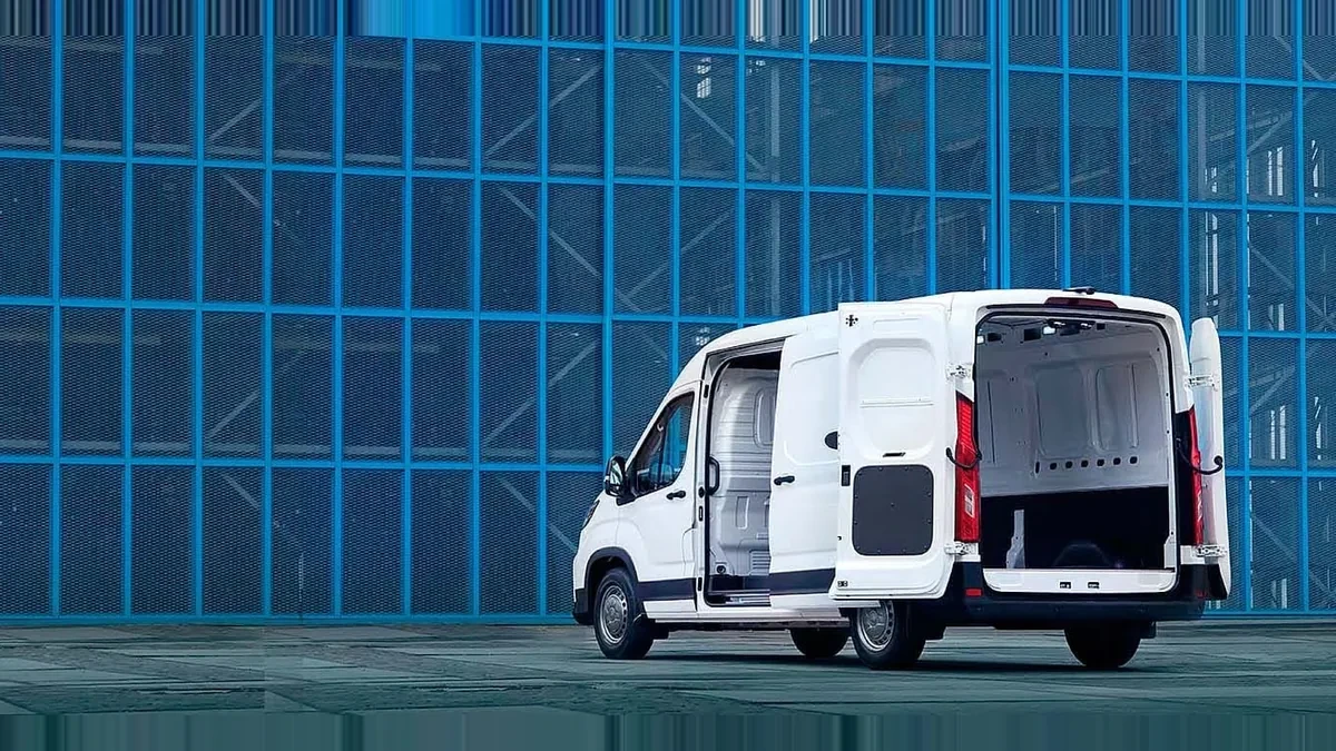 Maxus Deliver 9 Furgón 2.0D L3H2 150 (MERCANCÍAS TERCEROS) de renting en Valencia — Lateral